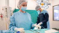 Eine operationstechnische Assistentin richtet die Materialien für eine bevorstehende Operation her.