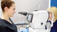 Eine Orthoptistin führt einen Sehtest bei einem Kind durch.