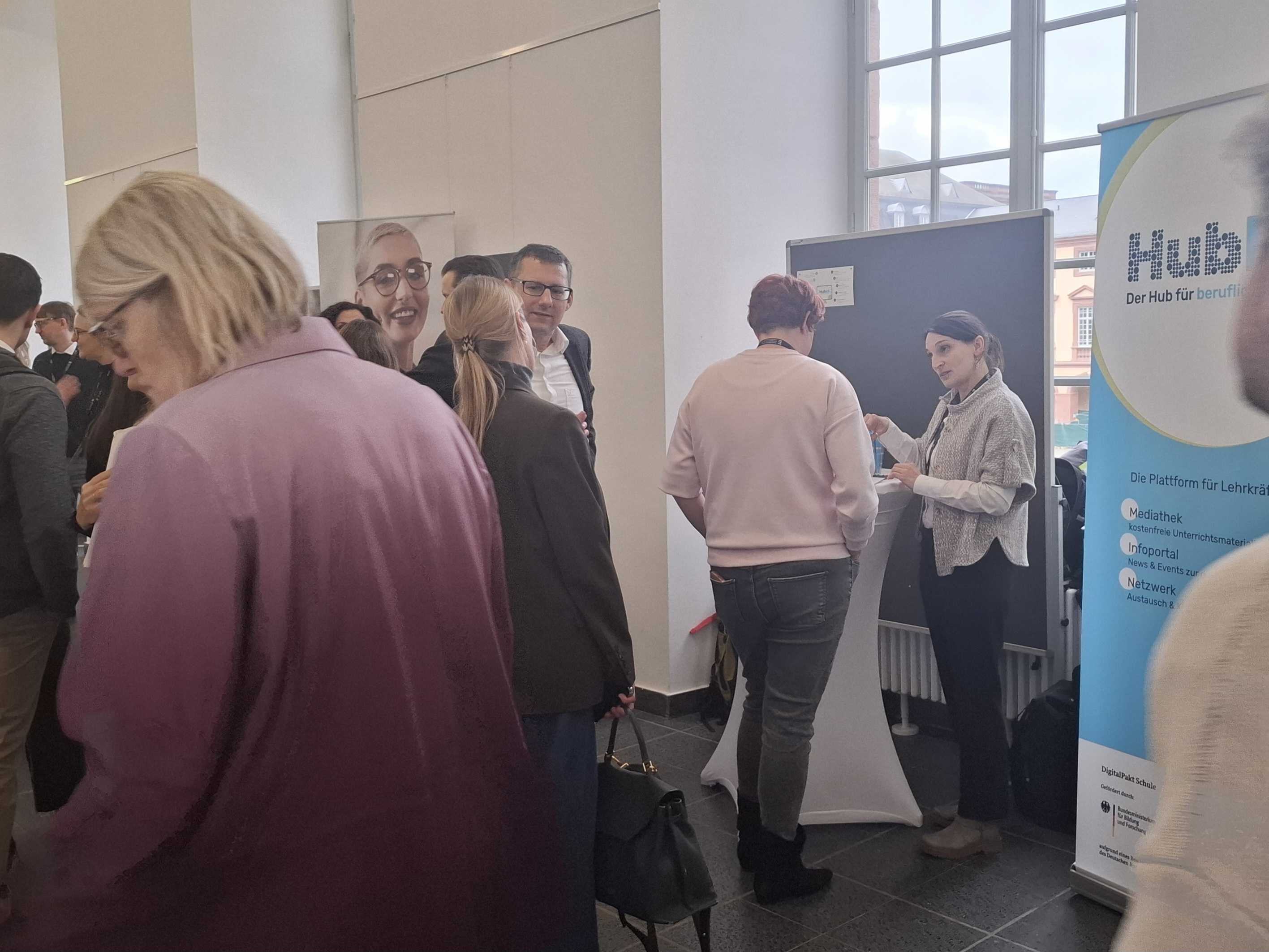 Der Stand von HubbS.schule mit vielen Besuchern des Kongresses.