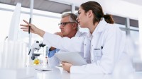 Eine medizinische Technologin für Veterinärmedizin präsentiert dem Fachtierarzt für klinische Laboratoriumsdiagnostik die Ergebnisse der Blutuntersuchung eines tierischen Patienten.