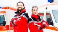 Ein Rettungssanitäterteam ist bereit für den nächsten Einsatz.