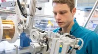 Ein Apparatebauer überprüft ein Gerät bei der Firma Microquartz, in der Quarzglaskapillaren hergestellt werden.