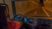 Ein Berufskraftfahrer fährt mit seinem Lastwagen durch einen Tunnel.