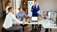 Das Team einer PR-Agentur bespricht das weitere Vorgehen der neuen Werbekampagne.