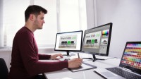 Ein Kommunikationsdesigner erstellt eine Werbekampange für ein Dienstleistungsunternehmen.