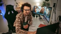 Ein Mediendesigner arbeitet am letzten Schliff eines Werbefilms.