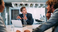 Ein Managementassistent berät die Geschäftsführung zu einer bevorstehenden Verhandlung mit dem neuen Geschäftspartner.