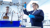 Eine Chemielaborjungwerkerin testet Chemikalien in einer Galvanikfabrik.