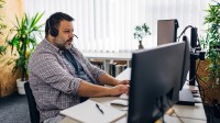 Ein Assistent für Informatik und allgemeine Informatik leistet remote und telefonisch Support bei einem Kunden.