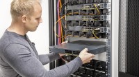 Ein Assistenten für Softwaretechnik erweitert die IT-Infrastruktur im Server-Raum.