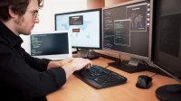 Ein Assistent für technische Informatik programmiert ein internationales Netzwerk für sein Unternehmen.