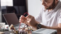 Ein Assistent für Wirtschaftsinformatik passt die Hardware an den neuen Bedarf des Unternehmens an.