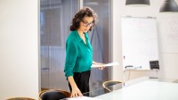 Eine kaufmännische Assistentin/ Wirtschaftsassistentin für Betriebswirtschaft bereitet die nächste Abteilungsbesprechung vor.