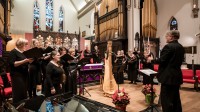 Ein Kirchenmusiker leitet den Chor in einer Kirche an.