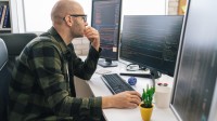 Ein mathematisch-technischer Assistent entwickelt ein neues Softwareprogramm.