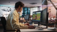 Ein Assistent für Medientechnik entwirft für einen Kunden ein neues Computerspiel.