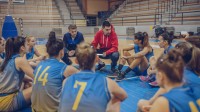 Ein Sportassistent unterstützt den Trainier bei der letzten Besprechung mit den Frauenbasketballerinnen vor dem großen Endspiel.