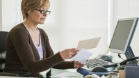 Eine kaufmännische Assistentin/ Wirtschaftsassistentin für Büro und Sekretariat kümmert sich um die Post für das mittlere Management.
