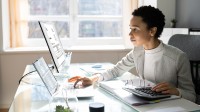 Eine kaufmännische Assistentin/ Wirtschaftsassistentin für Fremdsprachen kümmert sich um die fremdsprachige Handelskorrespondenz eines Exportgeschäftes.