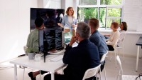 Eine kaufmännische Assistentin/ Wirtschaftsassistentin für Betriebsinformatik hält eine Schulung für das neue Softwareprogramm.