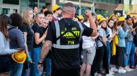 Eine Fachkraft für Schutz und Sicherheit überwacht den Einlass beim Schlossgrabenfest in Darmstadt.