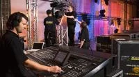 Fachkräfte für Veranstaltungstechnik organisieren den Ton- und Lichtaufbau auf einer Bühne im Kongresszentrum der Messe Schweiz.