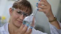 Eine Fachkraft für Wasserversorgungstechnik prüft die Wasserqualität im Wasserwerk Wienrode.
