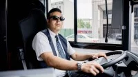 Eine Fachkraft im Fahrbetrieb steuert einen Bus der Berliner Verkehrsbetriebe durch die Berliner Innenstadt.