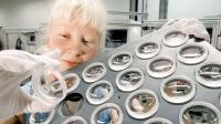 Eine Feinoptikerin prüft Linsen im Werk der Carl Zeiss Jena GmbH.