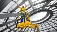 Ein Gebäudereiniger putzt die Glasscheiben der Kuppel des Reichstagsgebäudes, Sitz des Deutschen Bundestages in Berlin.