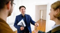 Der schönste Moment beim Wohnungskauf: Der Immobilienkaufmann übergibt die Schlüssel für das Eigenheim.