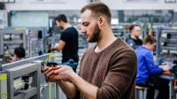 Ein angehender Industrieelektriker montiert einen Schaltkreis im Berufsbildungszentrum der Remscheider Metall- und Elektroindustrie.
