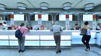 Kaufleute für Verkehrsservice beraten Kunden im Reisezentrum der Deutschen Bahn am Münchner Hauptbahnhof.