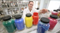 Ein Lacklaborant prüft im Labor der Lankwitzer Lackfabrik in Osterwieck die Qualität einer Farbe.