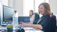 Eine Mathematisch-technische Softwareentwicklerin programmiert in einem Start-up.