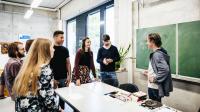 Ein Lehrer unterrichtet in der Klasse