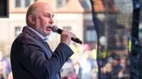 Ulrich Silberbach während einer Kundgebung auf der Landtagswiese Düsseldorf.