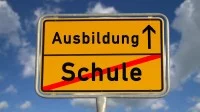 Straßenschild mit der Aufschrift Ausbildung