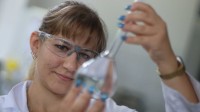 Eine Umwelttechnologin für Wasserversorgung prüft die Wasserqualität