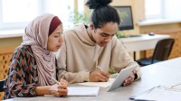Berufsschüler mit Migrationshintergrund lernen gemeinsam
