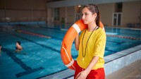 Eine Fachangestellte für Bäderbetriebe bringt den neuen Rettungsring ins Schwimmbad.