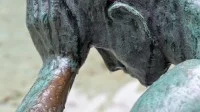 Eine Statue stützt den Kopf auf die Hand.