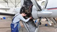 Ein Fluggerätmechaniker untersucht ein Flugzeug