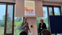 Katja Stamm vom Bundesministerium für Bildung und Forschung (BMBF) und Dr. Steffi Widera von der Virtuellen Hochschule Bayern beim OERinfo-Fachtag 2024