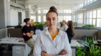 Junge Frau beim Ausbildungsstart