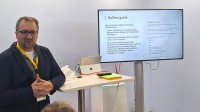 Herr Kaufmann zeigt, wie man mit den richtigen Prompts Rollenspiele erstellen kann.