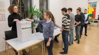 Schüler bei der Juniorwahl 