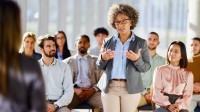 Eine Schulleitung im Gespräch mit ihrem Team