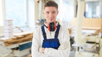 Auszubildender in der Werkstatt