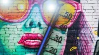 Graffiti einer jungen Frau mit Sonnenbrille und blaues Thermometer
